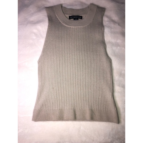 High Neck sleeveless top - Picture 1 of 3